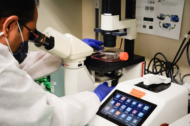Microscop și tabletă